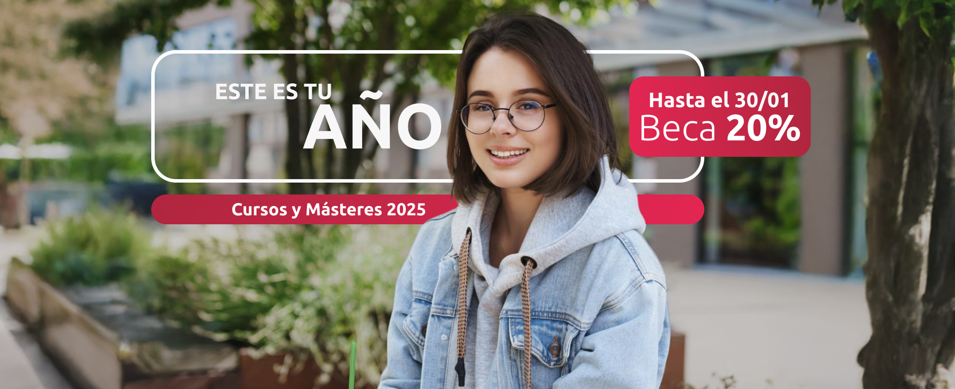 Estudiante sonriendo en el banner principal de la página de inicio